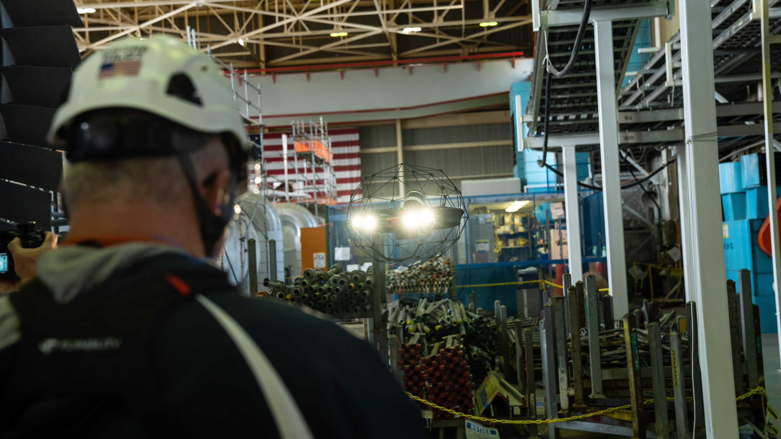 Дрон Elios 3 в полете над турбинным залом на объекте Dominion Energy