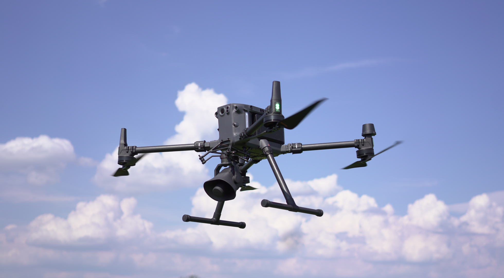 Оператор с контроллером DJI