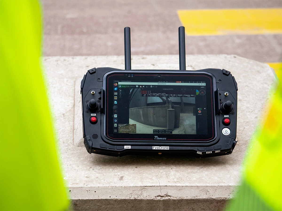 FireDrone передает видеопоток и термограммы в реальном времени на пульт управления